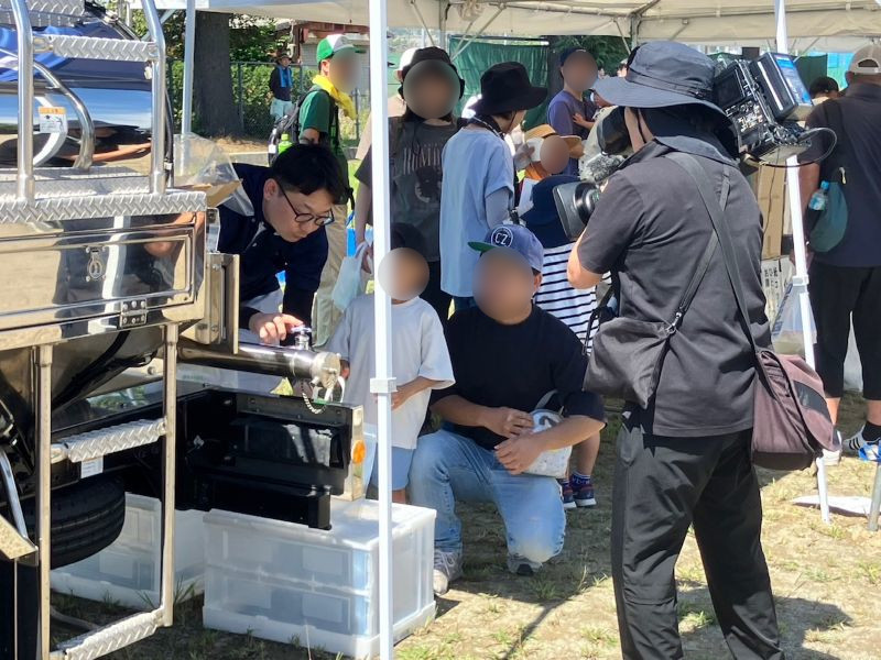 千曲市総合防災訓練_参加者に水を配付している写真